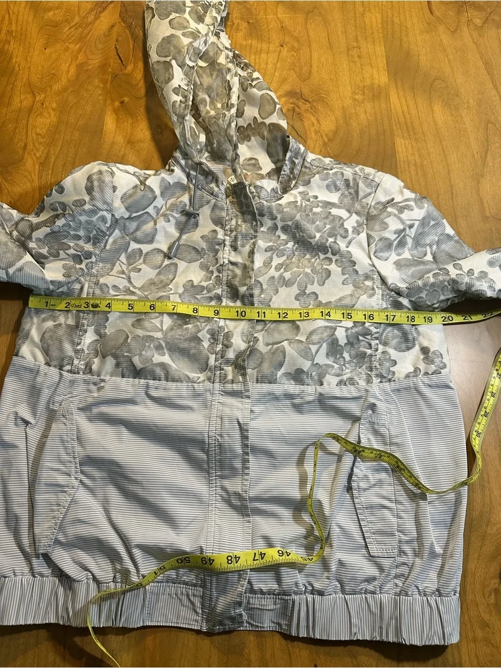 Tory Burch Floral Hooded Windbreaker Jacket Gray White Size 4 Lightweight